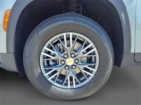 Used 2025 Chevrolet Traverse LT w/ Driver Confidence Package image 9