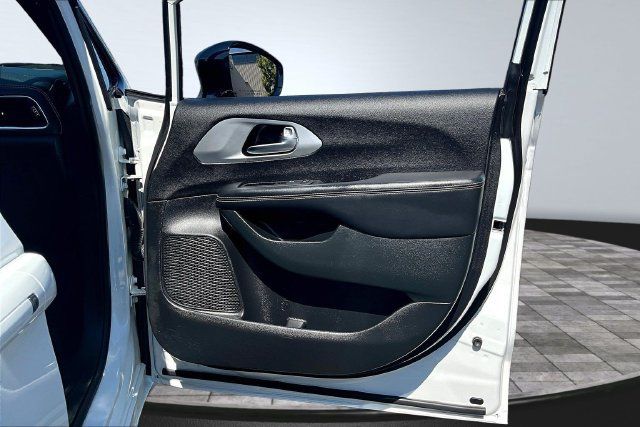 Used 2025 Chrysler Pacifica Limited FWD image 29