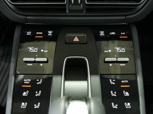 Used 2025 Porsche Macan image 21