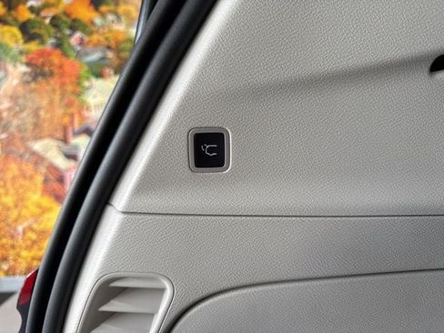 Used 2023 Chrysler Pacifica Touring-L FWD image 45