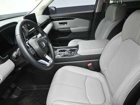 Used 2025 Honda Pilot Touring image 11