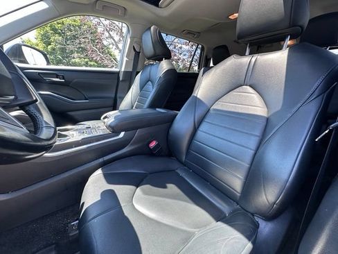 Used 2023 Toyota Highlander XLE AWD/4WD image 11