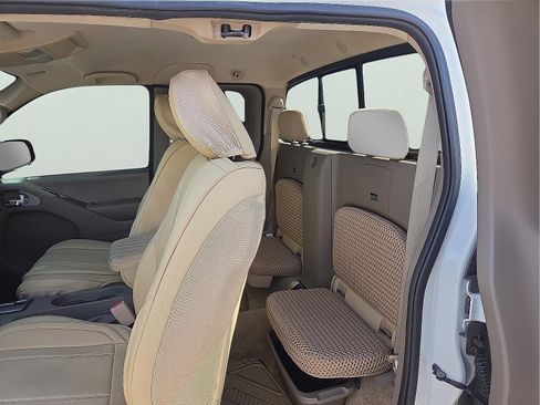 Used 2015 Nissan Frontier SV image 10