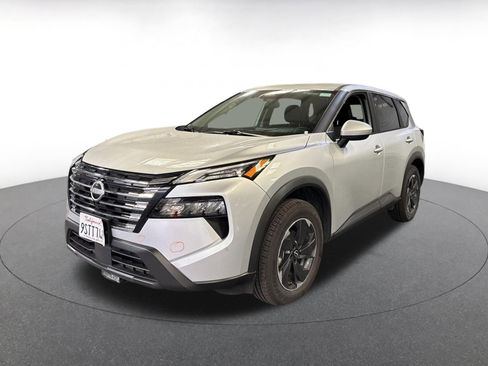 Used 2025 Nissan Rogue SV FWD image 2