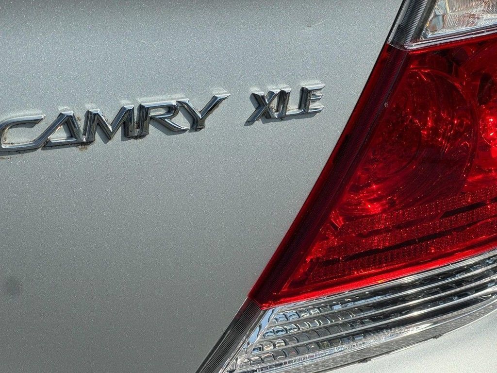 Used 2005 Toyota Camry XLE w/ XLE Premium Plus Pkg FWD image 6
