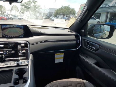 Used 2025 Nissan Armada Platinum Reserve RWD image 10