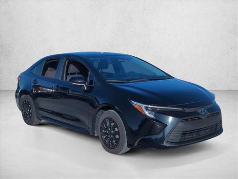 Used 2023 Toyota Corolla LE image 3
