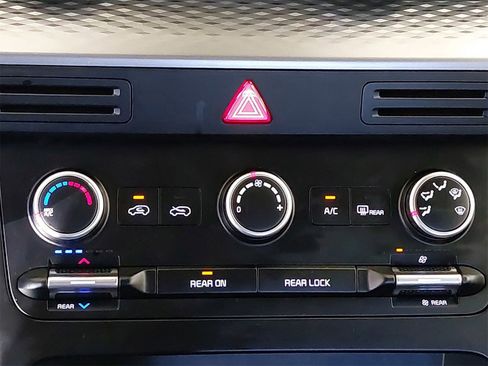 Used 2024 Kia Carnival LX image 26