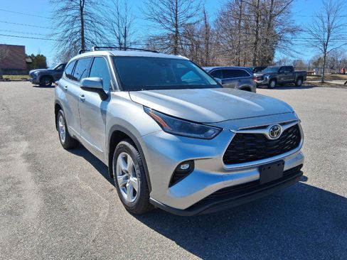Used 2021 Toyota Highlander LE image 1