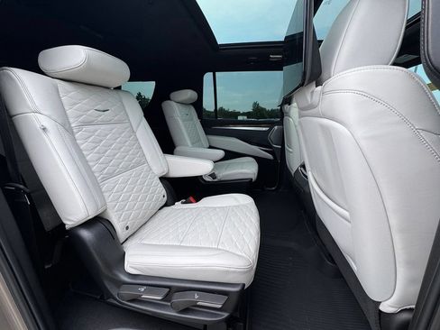 Certified 2025 Cadillac Escalade ESV Sport Platinum w/ LPO, ONYX Package AWD/4WD image 34