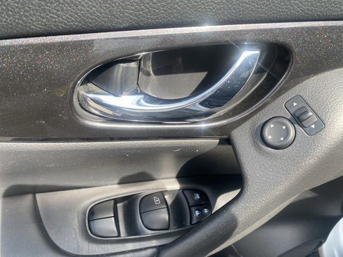 Used 2018 Nissan Rogue SV w/ Premium Package image 12