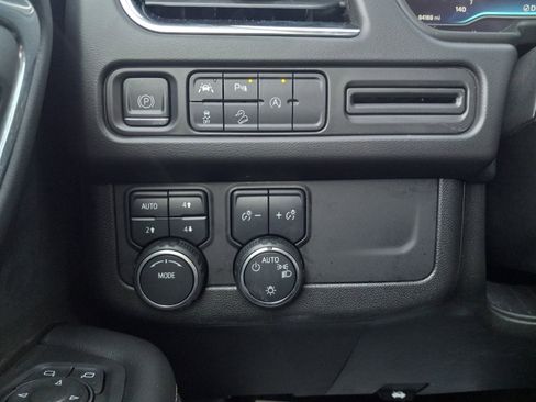 Used 2023 Chevrolet Suburban Premier image 28