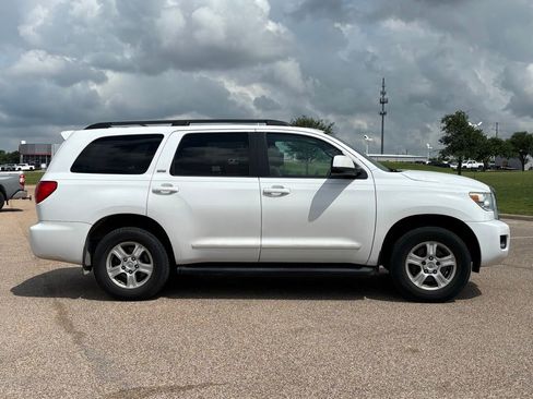 Used 2016 Toyota Sequoia SR5 w/ Premium Package RWD image 4