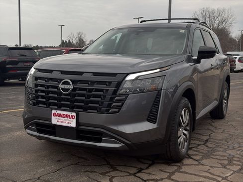 New 2026 Nissan Pathfinder SL image 2