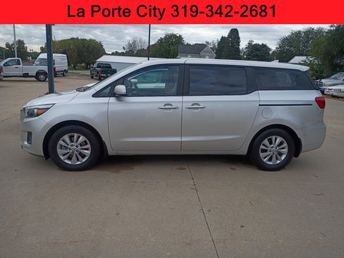 Used 2016 Kia Sedona L image 2