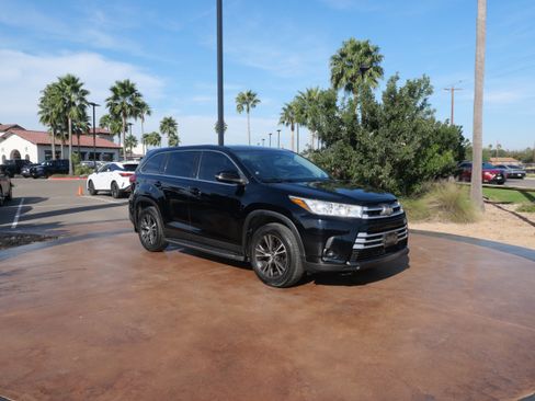 Used 2019 Toyota Highlander LE image 1