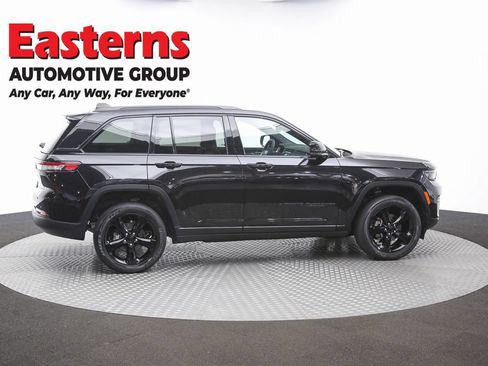 Used 2024 Jeep Grand Cherokee Laredo AWD/4WD image 45