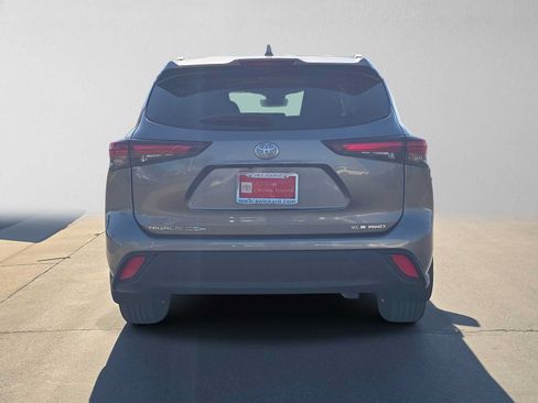 Certified 2026 Toyota Highlander XLE AWD/4WD image 4