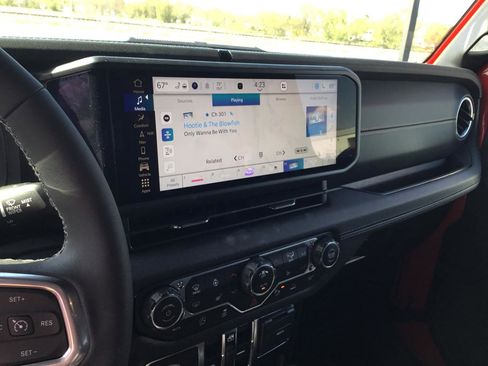 Used 2025 Jeep Wrangler Unlimited Sahara AWD/4WD image 19