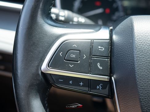 Used 2021 Toyota Highlander XLE AWD/4WD image 25