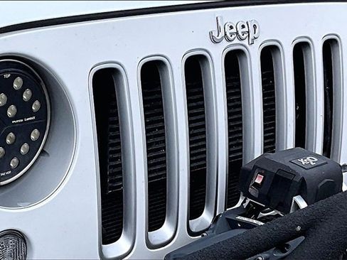 Used 2016 Jeep Wrangler Unlimited Sahara w/ Connectivity Group image 31