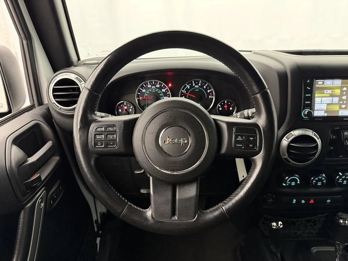Used 2015 Jeep Wrangler Unlimited Rubicon w/ Connectivity Group AWD/4WD image 9