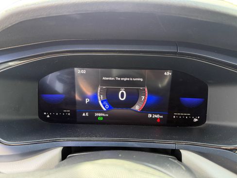 Certified 2022 Volkswagen Taos SE w/ Panoramic Sunroof Package image 11