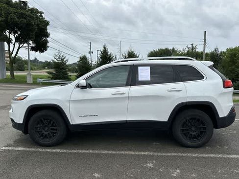 Used 2018 Jeep Cherokee Latitude AWD/4WD image 2