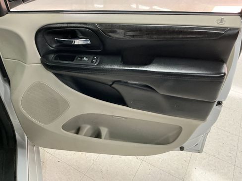 Used 2019 Dodge Grand Caravan SE w/ UConnect Hands-Free Group image 26
