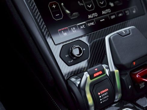 Used 2024 Lamborghini Urus Performante AWD/4WD image 76