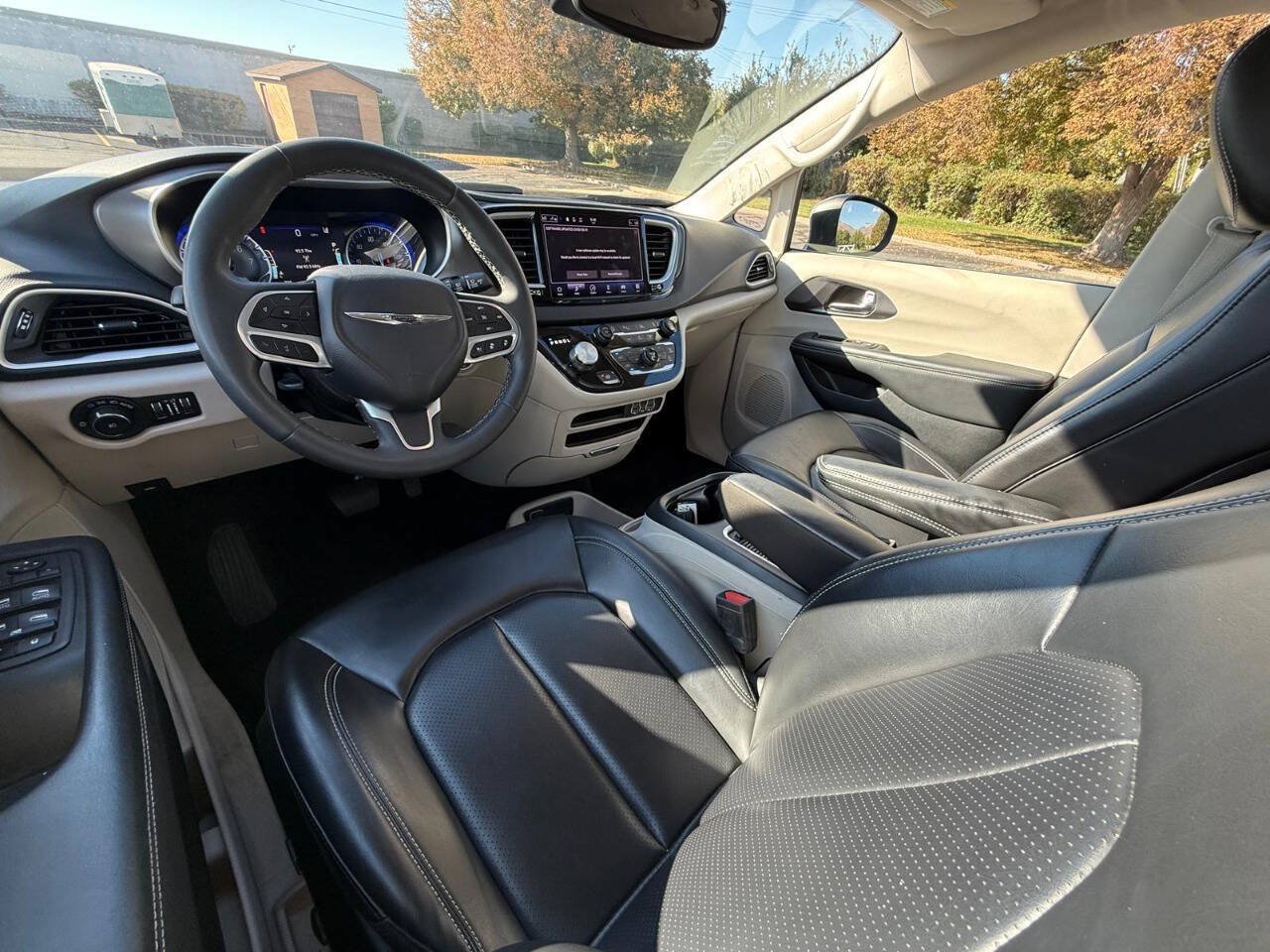 Used 2023 Chrysler Pacifica Touring-L FWD image 9