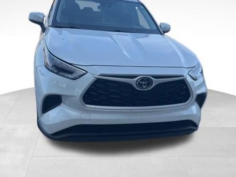 Used 2023 Toyota Highlander L FWD image 5