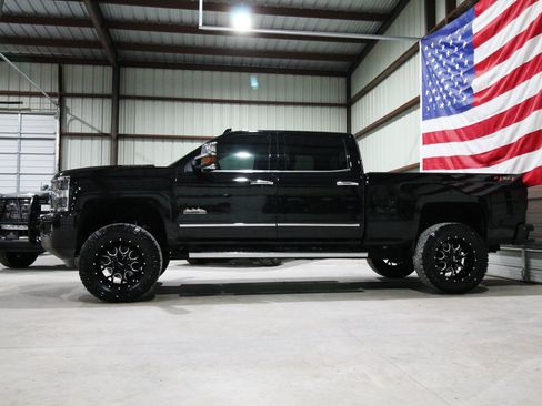 Used 2019 Chevrolet Silverado 2500 High Country w/ Duramax Plus Package AWD/4WD image 5