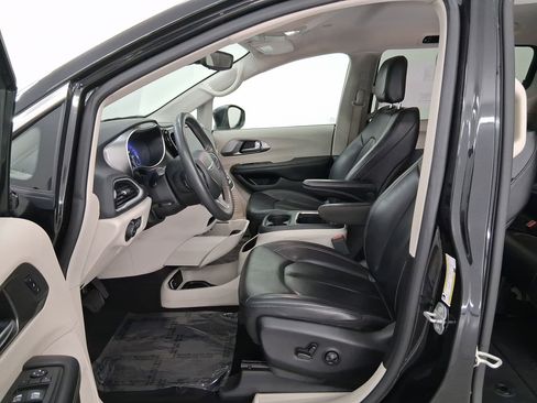 Used 2023 Chrysler Pacifica Touring-L image 5