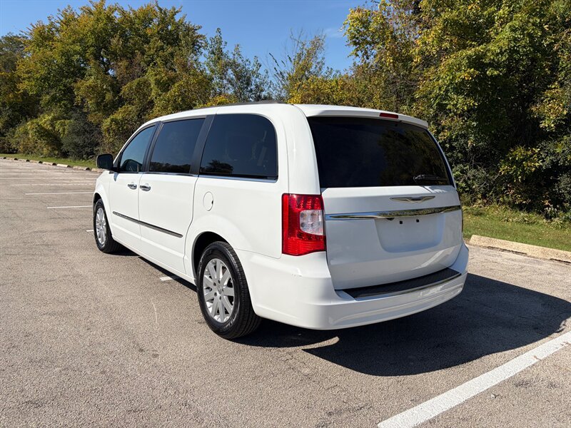 Used 2015 Chrysler Town & Country Touring w/ Driver Convenience Group FWD image 5