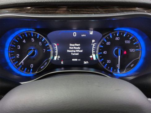 Used 2024 Chrysler Pacifica Limited image 35