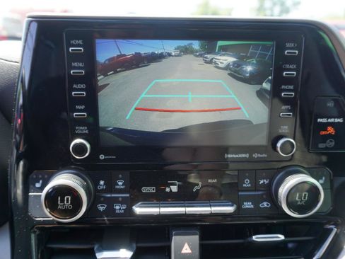 Used 2021 Toyota Highlander XLE AWD/4WD image 25