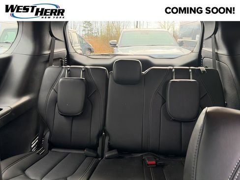 Used 2026 Chrysler Pacifica Select image 7