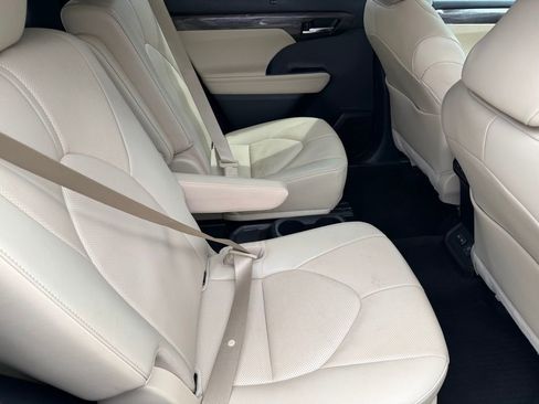 Used 2023 Toyota Highlander Limited FWD image 19