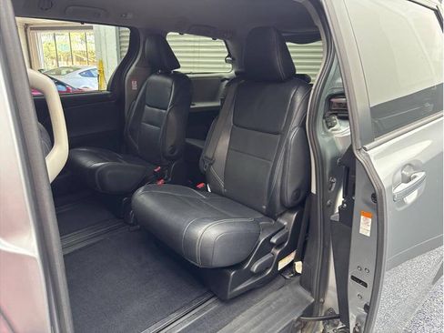 Used 2017 Toyota Sienna SE Premium FWD image 16