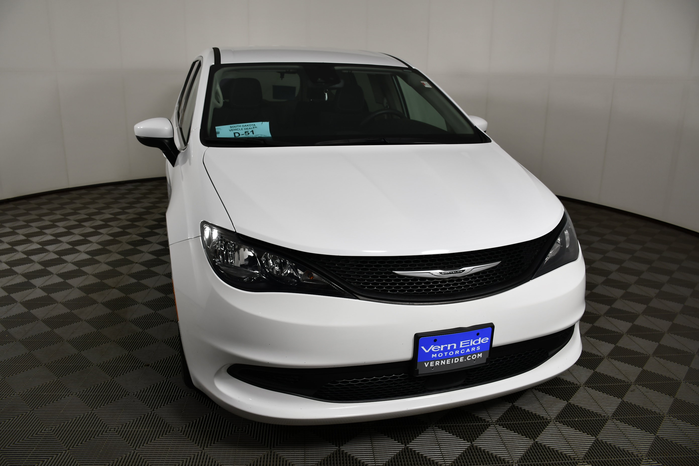 Used 2023 Chrysler Voyager LX FWD image 3