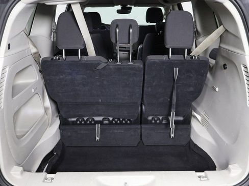 Used 2023 Chrysler Voyager LX image 17