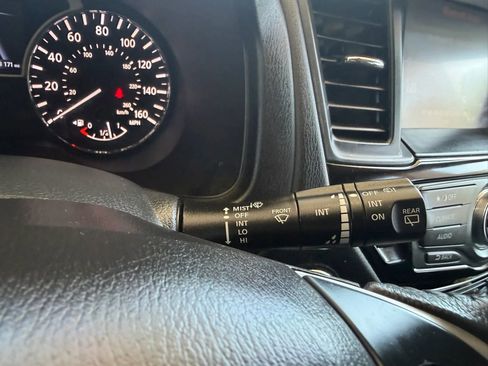 Used 2017 Nissan Pathfinder SV FWD image 14