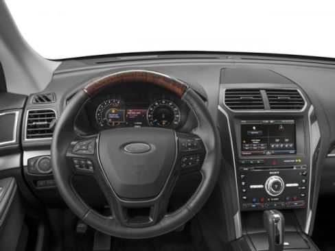 Used 2017 Ford Explorer Platinum image 10