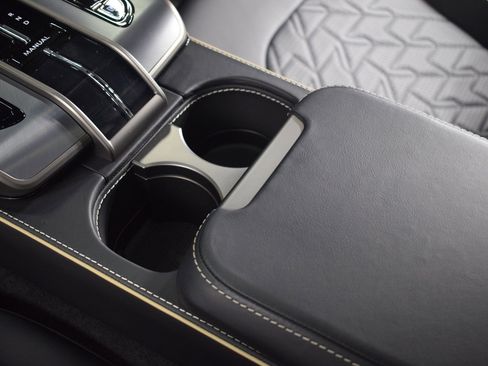 Used 2025 Aston Martin Vanquish image 34