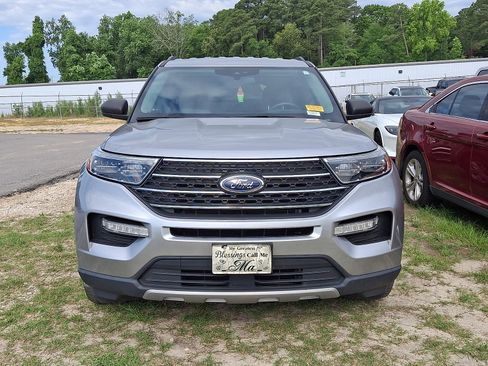 Used 2022 Ford Explorer XLT w/ Equipment Group 202A RWD image 2