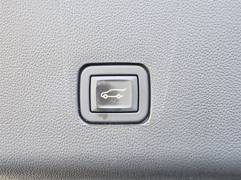 Used 2023 Chevrolet Traverse LT image 33