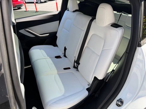 Used 2022 Tesla Model Y Long Range image 27