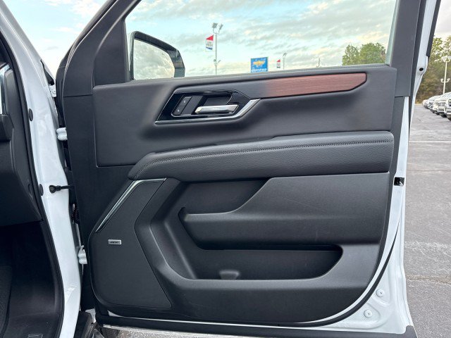 Used 2025 GMC Yukon XL Denali AWD/4WD image 12