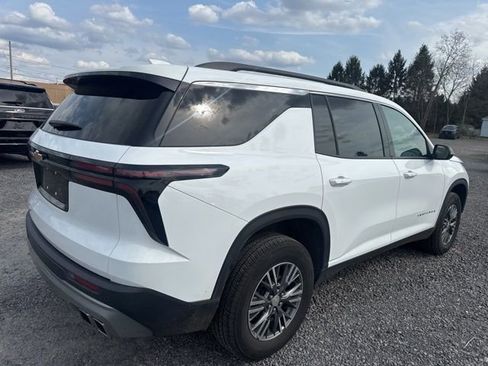 Used 2025 Chevrolet Traverse LT image 6